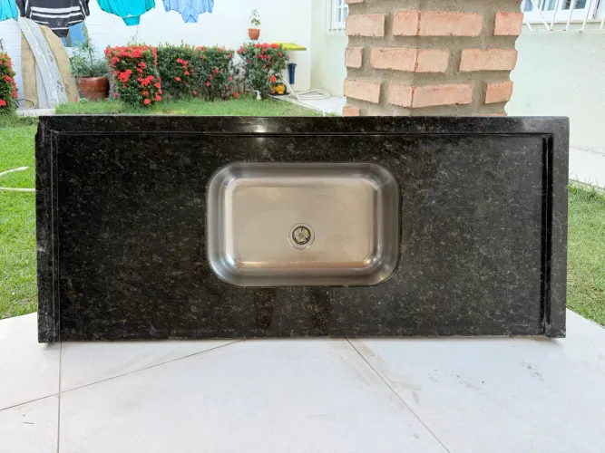 Pia de granito com cuba e 2 prateleiras em granito