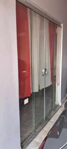 Porta em vidro temperado.