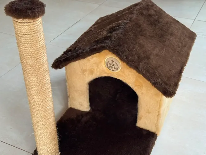 Casinha para Gatos com Arranhador