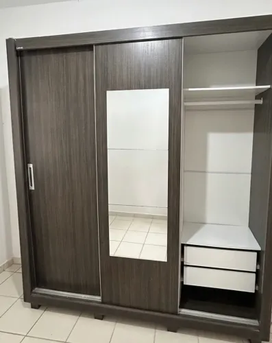 Guarda roupa com espelho no centro