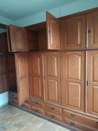 Guarda roupa de madeira maciça