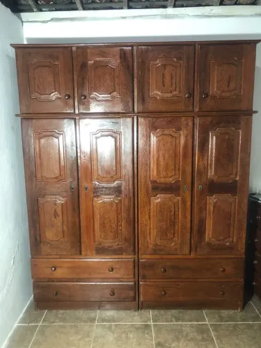 Guarda roupa de casal madeira angelim pedra semi novo pra vim buscar aqui em prazeres 