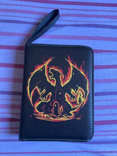 Fichário mais cartas Pokémon
