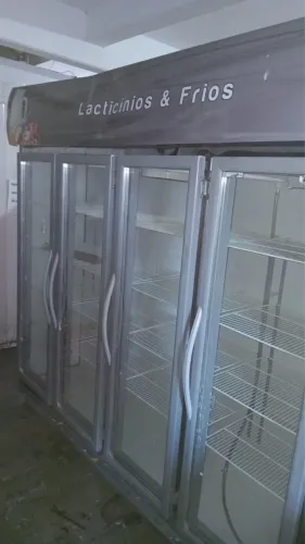 Expositor Refrigerado Vertical 4 Portas - Laticínios e Frios
