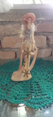 Escultura em resina antiga Dama