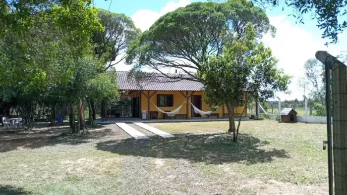 Velleda oferece excelente sítio com casa e arborizado, próximo ao asfalto em Águas Claras