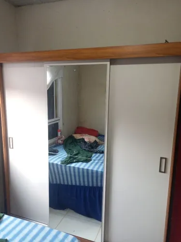 Vende-se, guarda roupa novo, 2 semana de uso, motivo vou embora