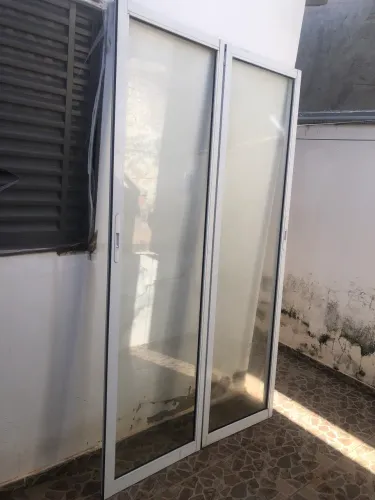 Vendo (2 )Jogo de portas de vidro de correr para sacada de prédios ou pra sala de jantar