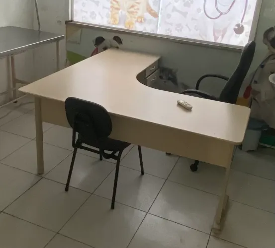 Mesa consultório com cadeiras