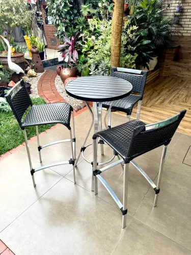 Conjunto de Mesa Bistrô + 3 Banquetas
