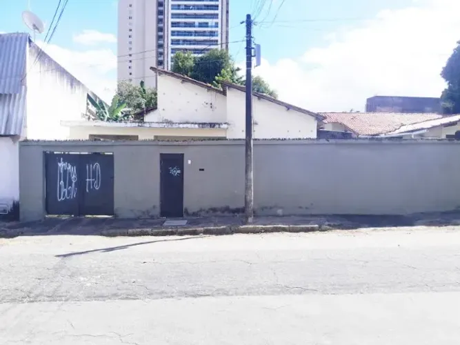 VENDO imóvel com duas entradas no Bairro de Fátima, próximo ao Pão de Açúcar da Aguanambi