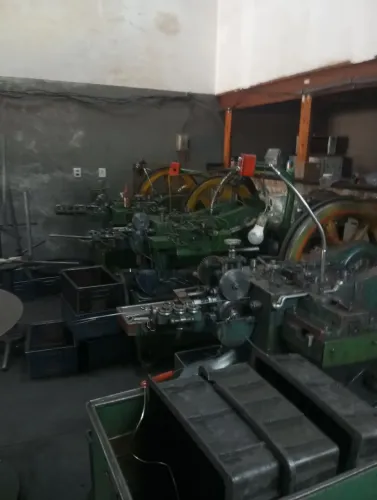 Vende se fábrica completa para fabricação de rebites de repuxo