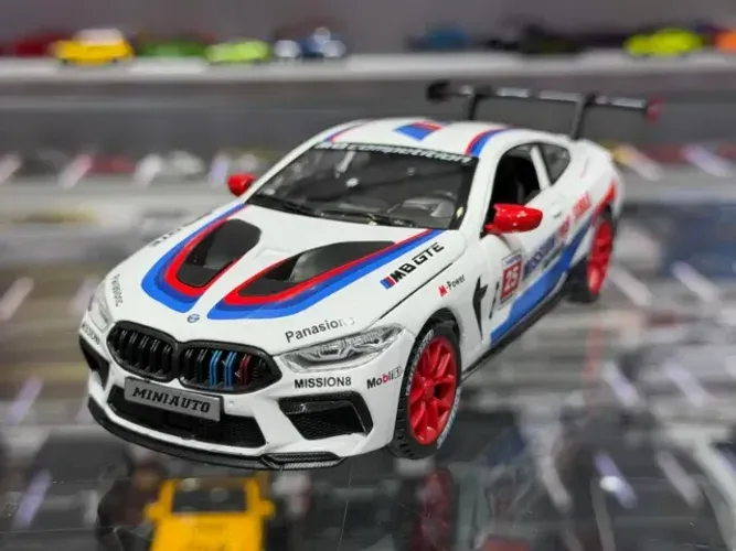 Miniatura BMW M8 serie M Competition branco 1:24 som e luz