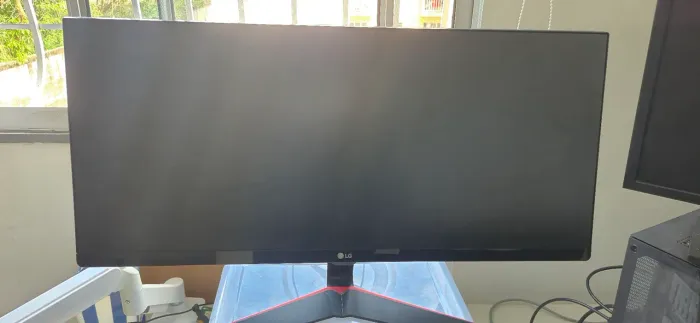 Monitor LG ultrawide 29" e um de 25"