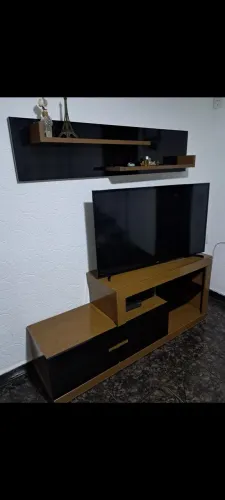 Rack e prateleira em madeira