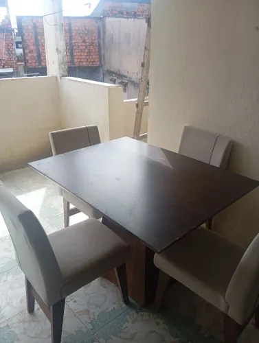 Mesa com quatro cadeiras