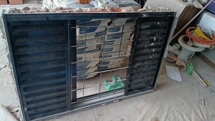 Janela veneziana com vidros para quarto 