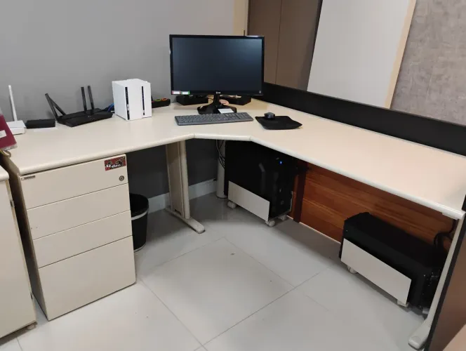 Mesa de escritório em L