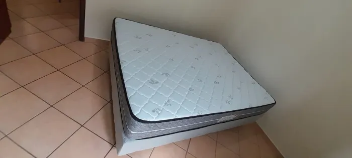 Vendo sofá e cama praticamente novos .