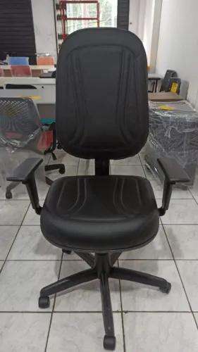 Cadeira giratória estofada