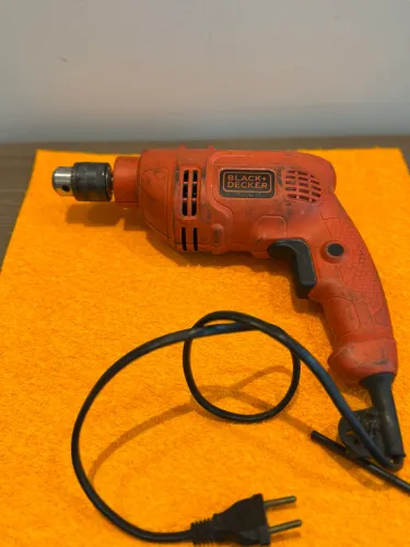 furadeira elétrica Black+Decker.