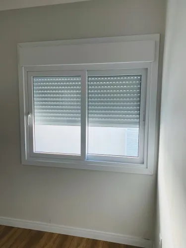 Janela de PVC com persiana