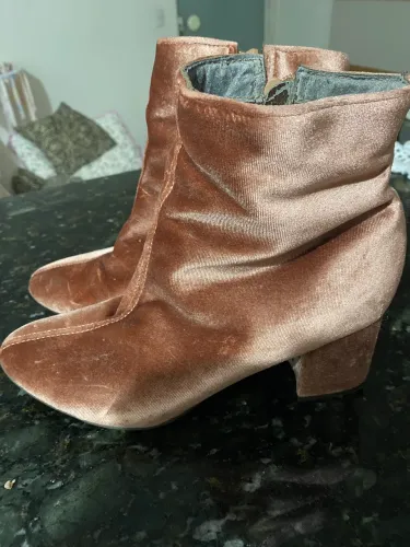 2 botas Nr 37 - Marca Tchocco e Eggos shoes