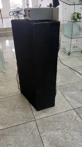 Maquina de som com uma caixa com dois fones de 8
