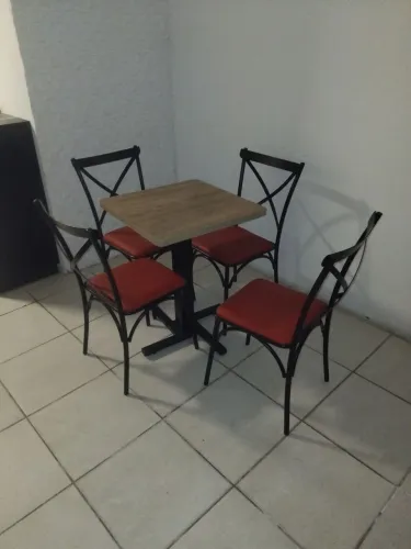 Mesa com 4 cadeira em exelente estado de conservação com pes de ferro