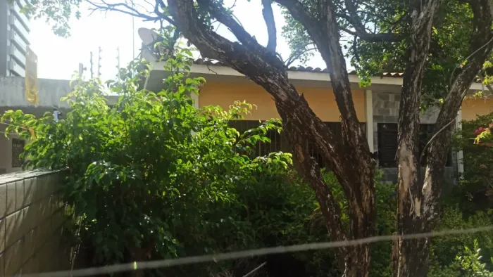 Casa para venda com 360m com 3 quartos em rua principal de Manaíra - João Pessoa - PB