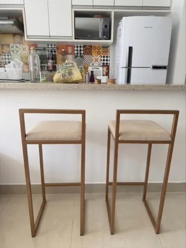 Banquinho de metal com acento em Suede