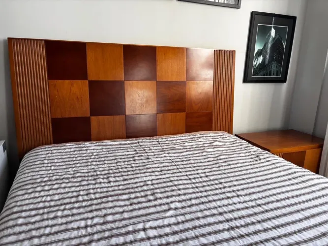 Cama de madeira casal 1,38 x1,88 + mesa de cabeceira