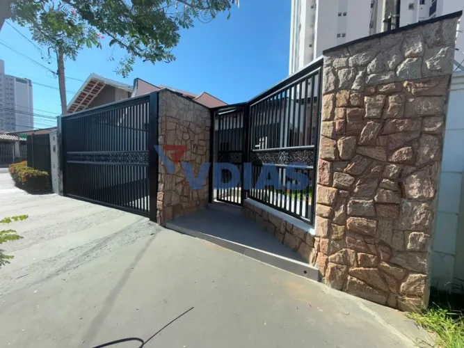 CASA À VENDA NO CENTRO DE INDAIATUBA - SP.