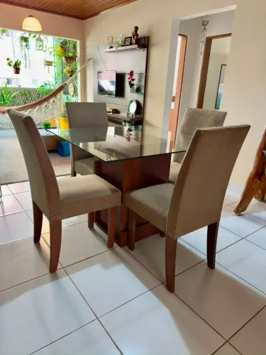 Mesa de Jantar de Vidro 1x1m + 4 Cadeiras Estofadas
