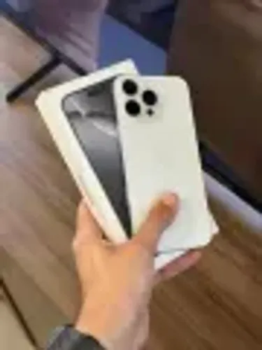 Iphone 16 pro max 256 gb semi novo branco com PIXEL NA TELA mas nao atrapalha em nada