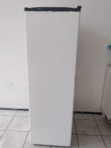 Frizeer, conjunto de mesa de madeira com as cadeiras.