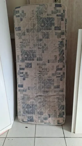 Colchão solteiro 78 x 188 cm.