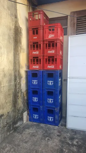 Engradado de refrigerante e cerveja