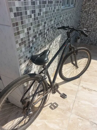 Bicicleta aro 29 está parada agui em casa 