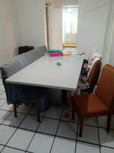 Mesa de Jantar 2 x 1,2m com 8 cadeiras.