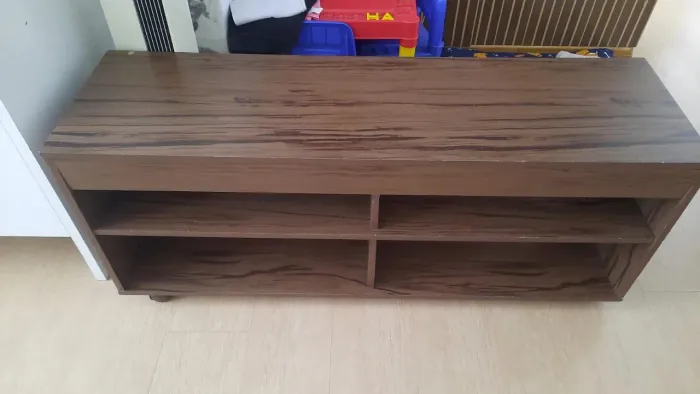 Rack para TV em madeira - ótimo estado Vendo rack para TV na cor marrom amadeirada