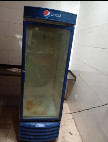 Freezer vertical Pepsi. Usado, gela muito bem, funcionando perfeitamente. 
