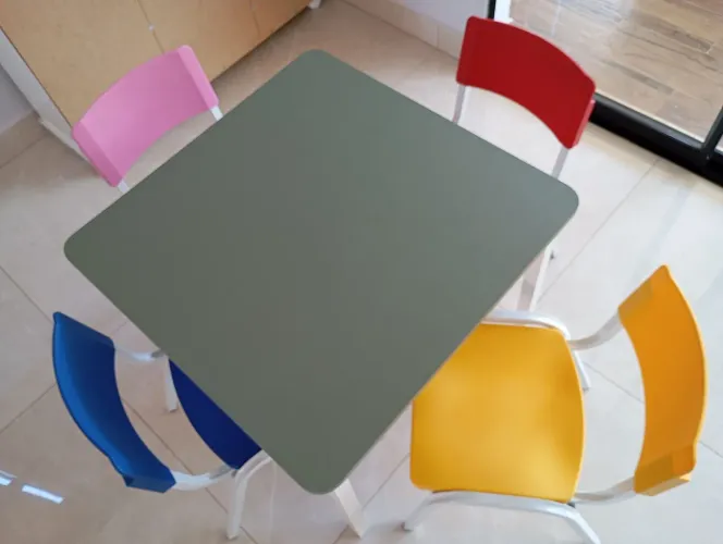 Conjunto de mesa que acompanha 6 cadeiras