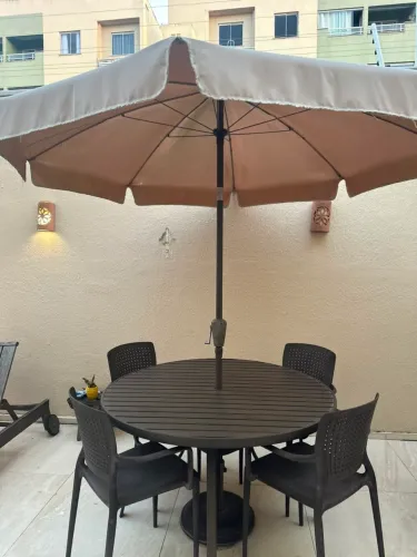 Conjunto mesa, cadeiras e ombrelone
