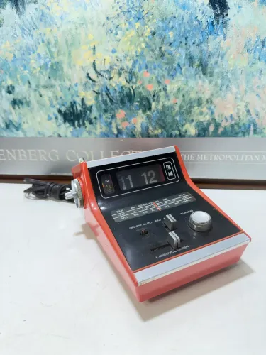 Rádio relógio antigo
