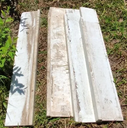 01 Peitoril de Mármore branco 1,05 x 0,18 x 0,02m + 3 com pequeno quebrado