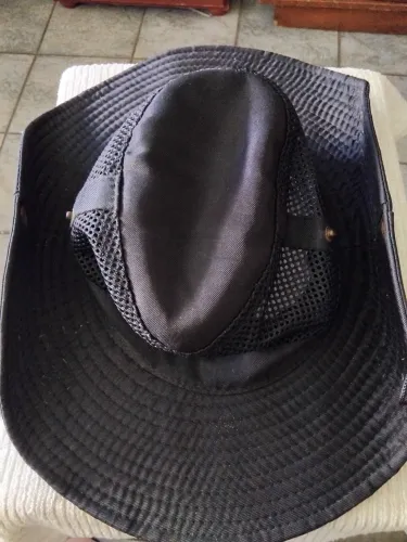 Chapéu em tecido sintético preto