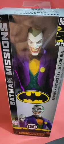 Boneco Coringa The Joker Traje Roxo Mattel 30cm Articulado.