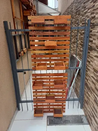 duas peças de jardim vertical de madeira