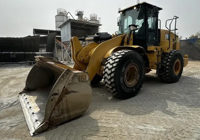 Pá Carregadeira Caterpillar 950 GC ano 2022 com 10.000 horas, em SP